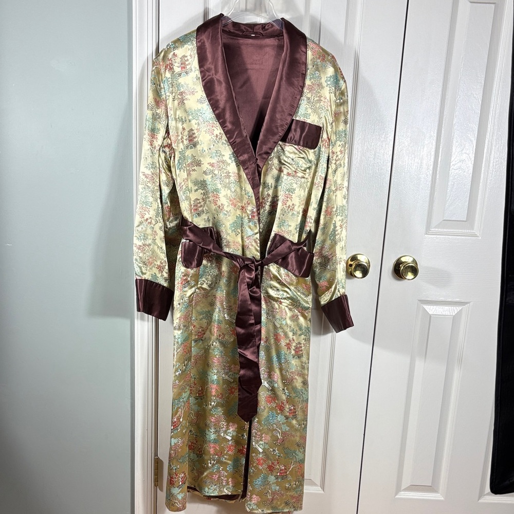 Elegant Satin Men's Robe with Rich Accents